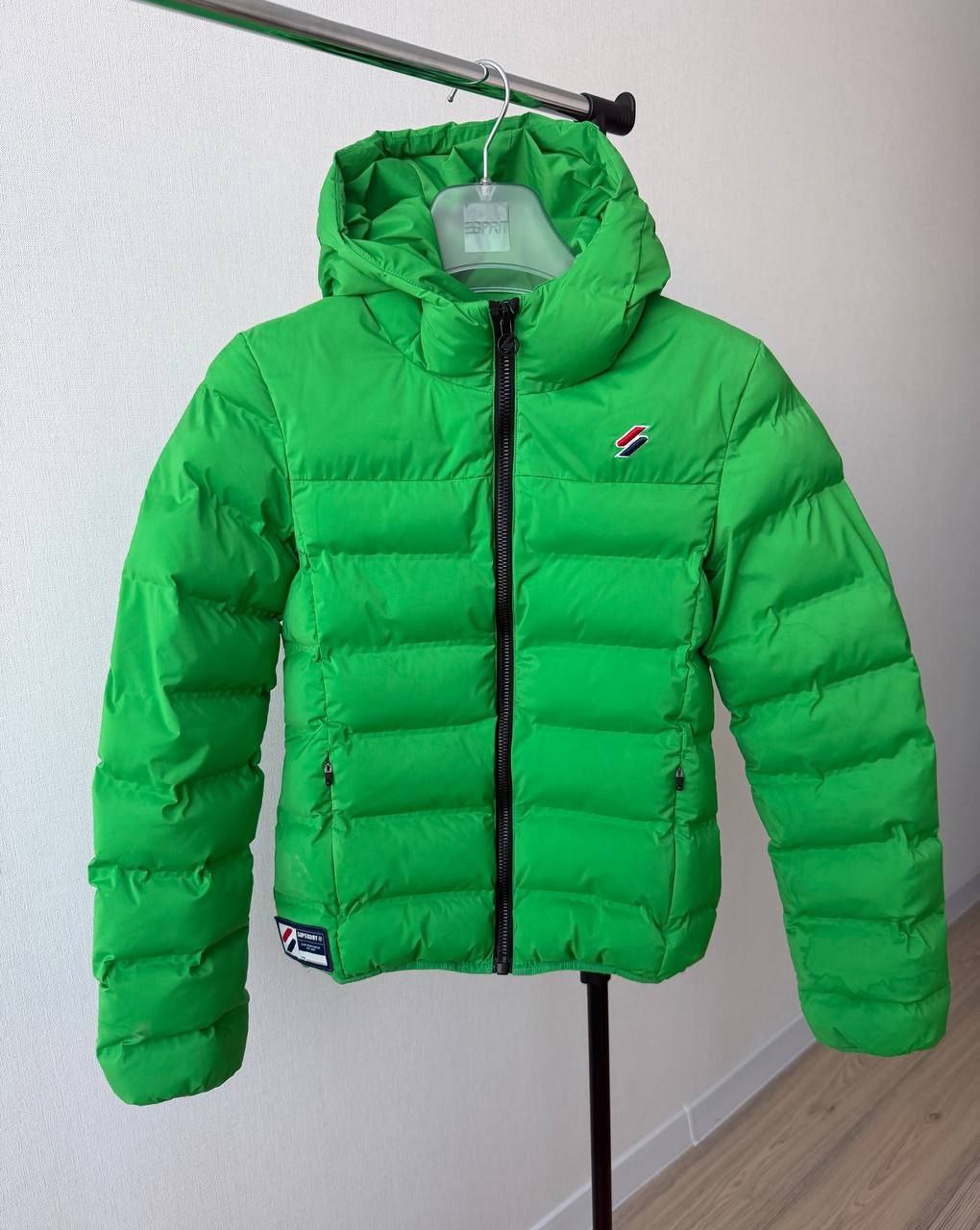 Яркая зелёная пуховик Superdry S (36) маломерка, БЕСПЛАТНО