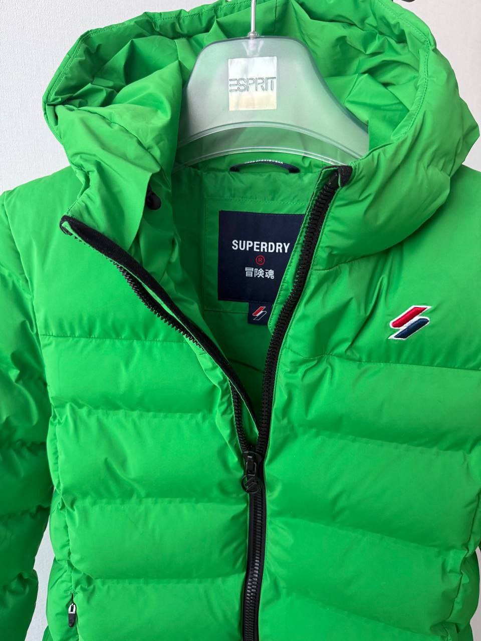 Яркая зелёная пуховик Superdry S (36) маломерка, БЕСПЛАТНО