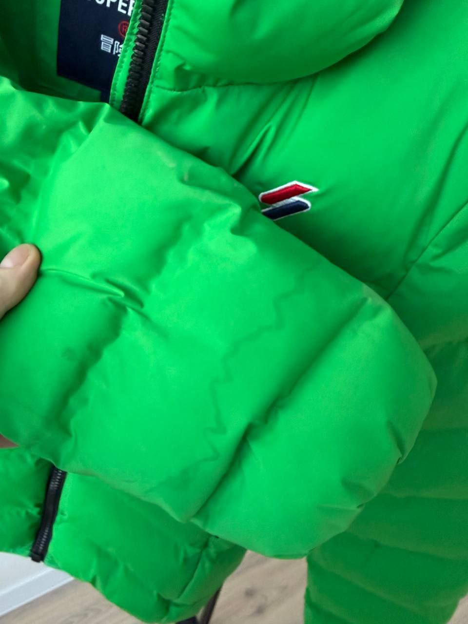 Яркая зелёная пуховик Superdry S (36) маломерка, БЕСПЛАТНО