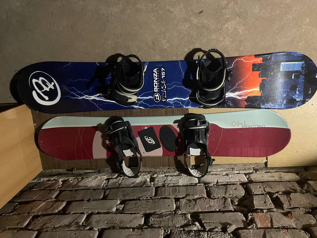 Pārdodu divus snowborda dēļus ar stiprinājumiem.