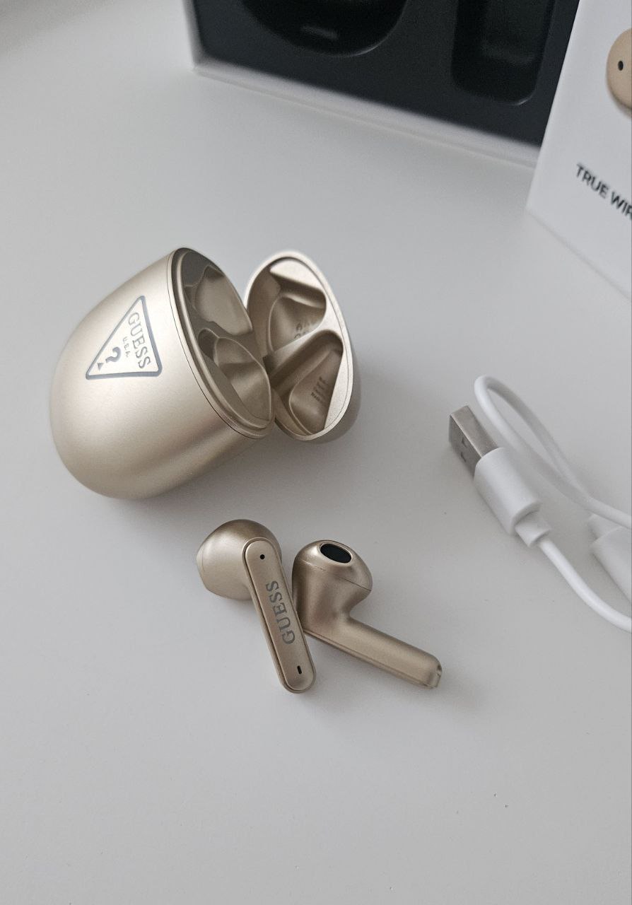 Guess bezvadu austiņas GUTWST82TRD TWS Triangle Logo zelta krāsā