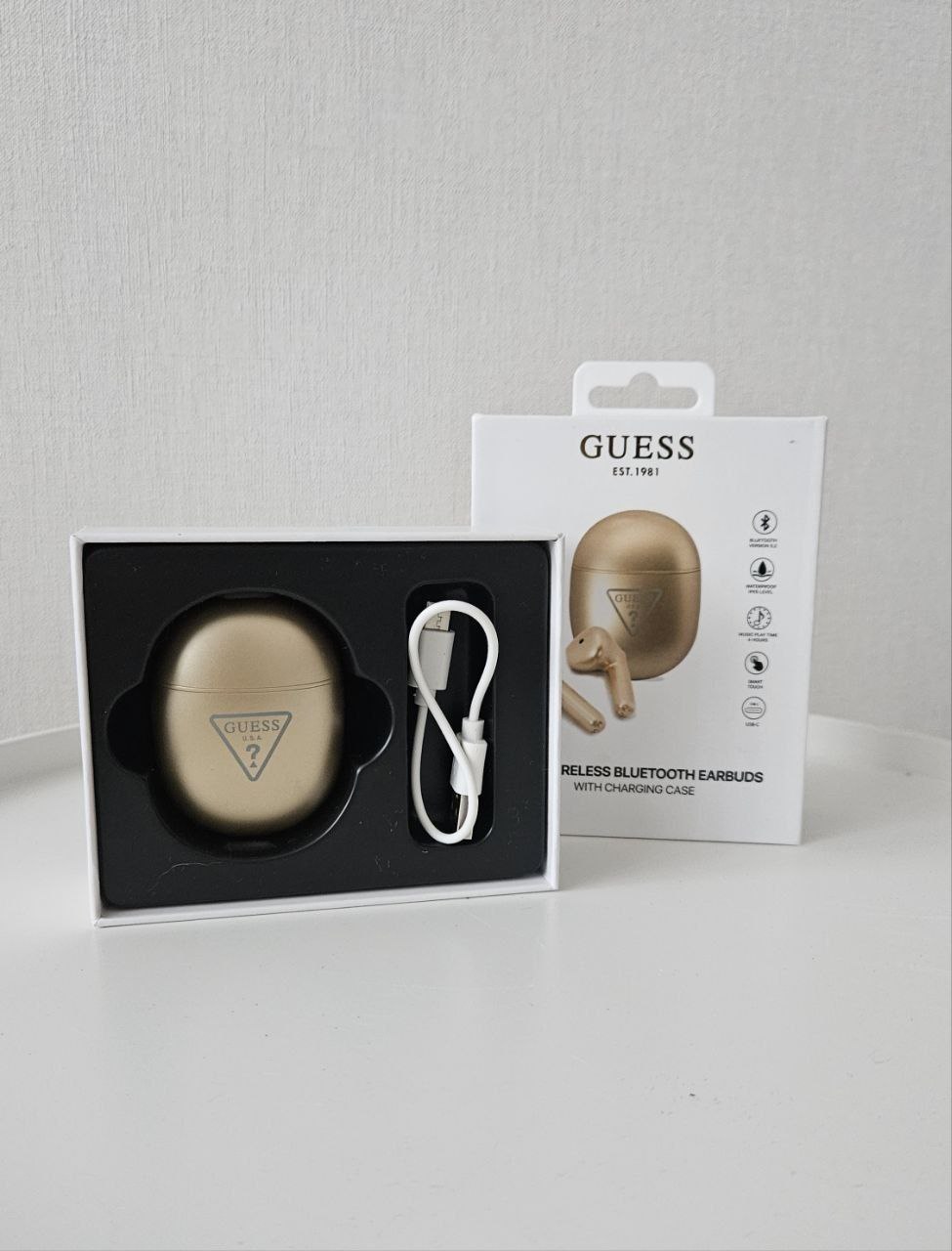 Guess bezvadu austiņas GUTWST82TRD TWS Triangle Logo zelta krāsā