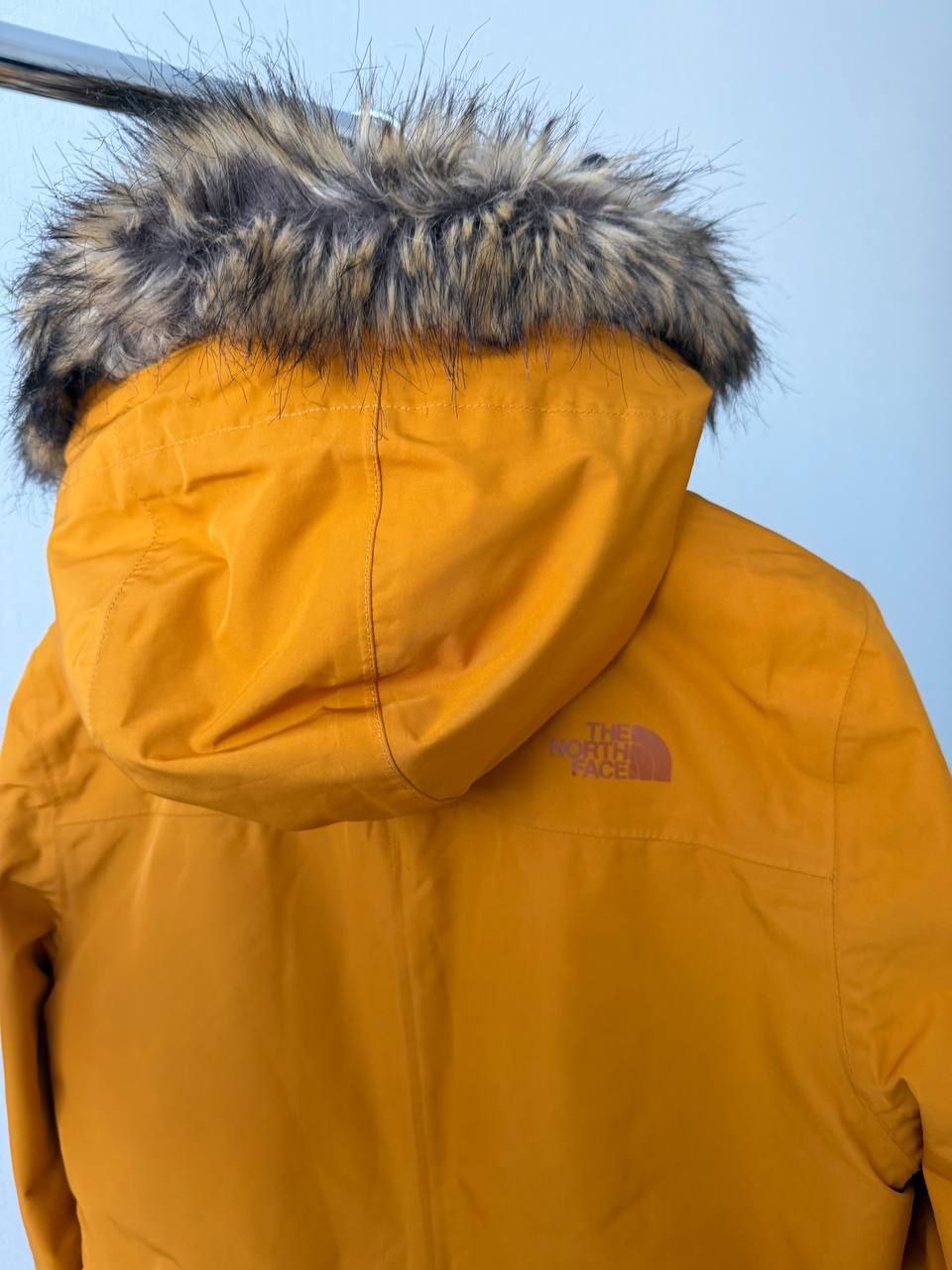 The North Face осенняя/зимняя парка оранжевая S–M (38) с меховой опушкой